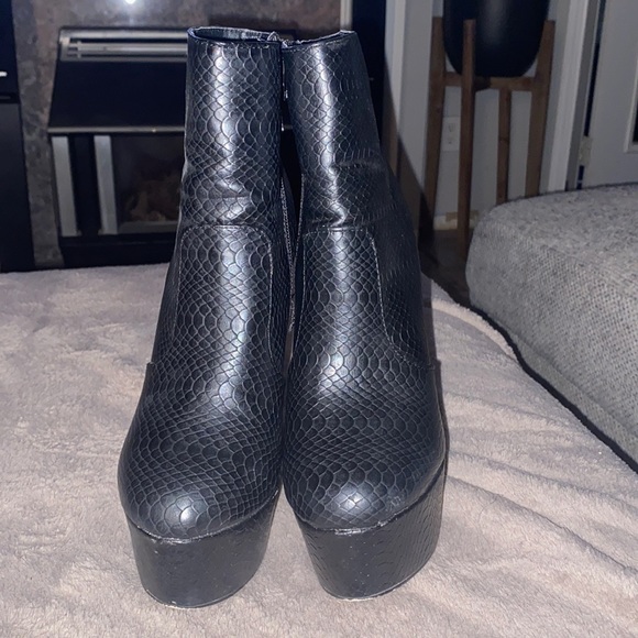 Fashion Nova heeled ankle booties - Picture 2 of 3